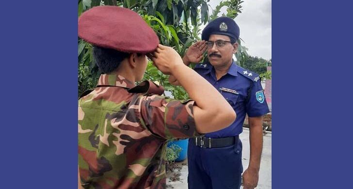 পুলিশ কর্মকর্তা বাবাকে স্যালুট ক্যাপ্টেন মেয়ের