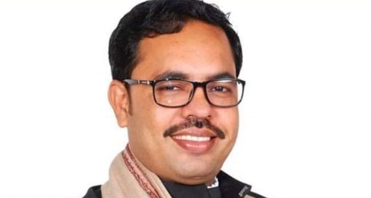 দর্জির দোকানের কাটিং মাস্টার থেকে বড় নেতা ভুঁইফোড় মনির