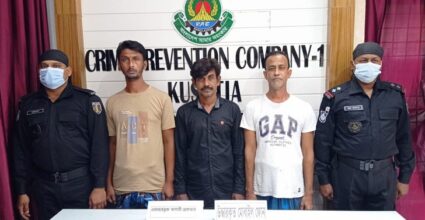 ঠিকাদারকে প্রকাশ্যে হাতুড়িপেটা, তিন যুবক আটক