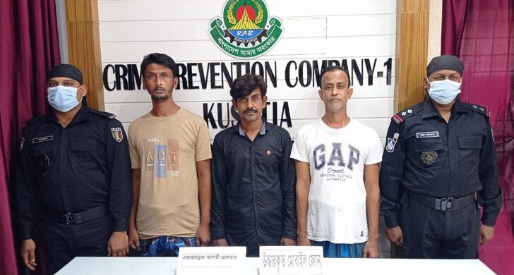 ঠিকাদারকে প্রকাশ্যে হাতুড়িপেটা, তিন যুবক আটক