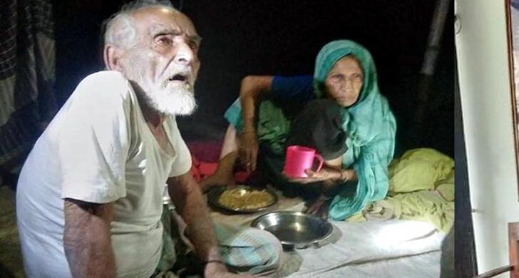 বৃদ্ধ বাবা-মাকে রাস্তায় ফেলে দিল ছেলেরা
