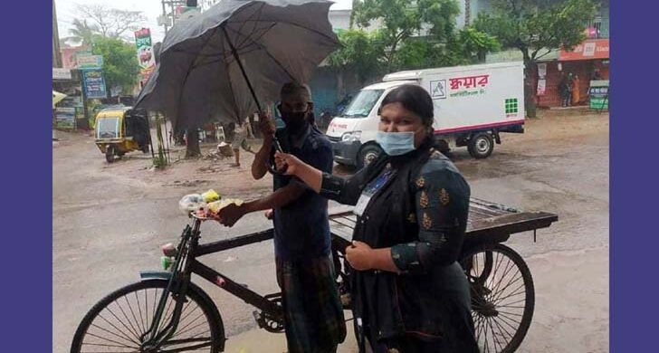 আমড়া বিক্রি করা টাকায় অসহায়দের ছাতা কিনে দিলেন জেরিন