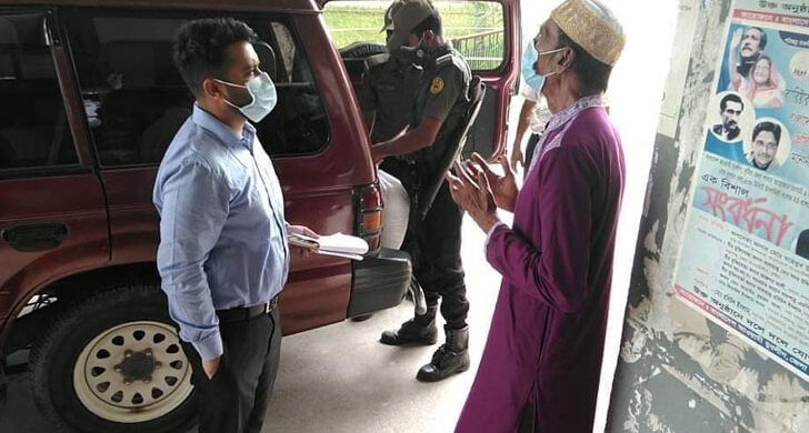 কান্নায় ভেঙে পড়লেন সাবেক আনসার সদস্য, খাদ্য সহায়তা দিলেন ইউএনও