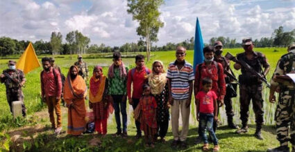 শিশুসহ ১০ বাংলাদেশিকে আটকের পর বিজিবির কাছে হস্তান্তর