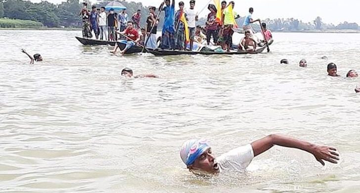 একটানা ৪২ কিমি নদী সাঁতরে তাক লাগালেন পল্লী চিকিৎসক
