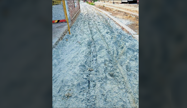 গৌরনদী টিএনটি মোড়ে সড়ক নির্মাণে ঠিকাদারের গাফিলতি, চরম জনদুর্ভোগ