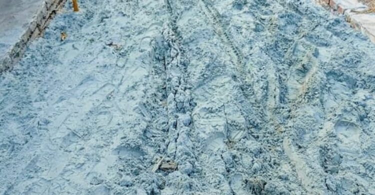 গৌরনদী টিএনটি মোড়ে সড়ক নির্মাণে ঠিকাদারের গাফিলতি, চরম জনদুর্ভোগ