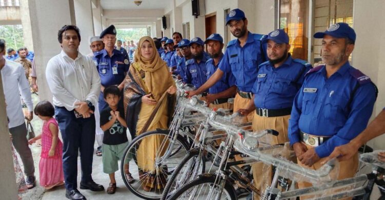 তালতলী উপজেলায় গ্রাম পুলিশদের মাঝে পোশাক ও বাইসাইকেল বিতরণ